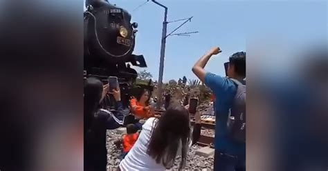 La Locomotora La Emperatriz Arrolla A Una Mujer Que Se Tomaba Una