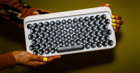 Lofree keyboard review: A Bluetooth keyboard with 'Mad Men' charm - CNET