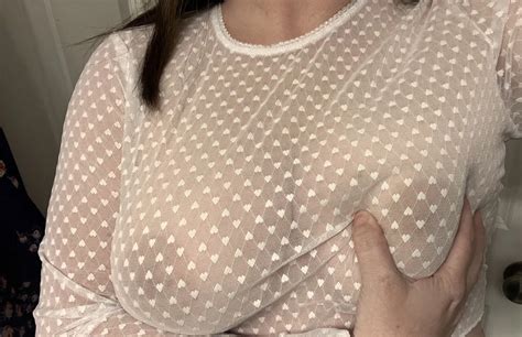 Ελληνίδα MiLf μας δείχνει τα καινούργια τοπάκια της KoUrSaRoS net