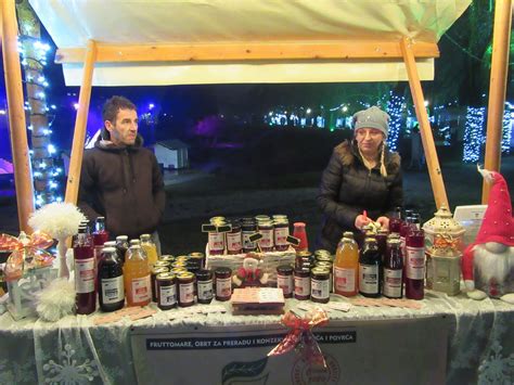 Nude se božićni ukrasi čestitke suveniri dekoracije licitarski proizvodi nakit