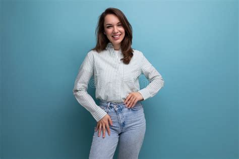 Jovencita De Brunette Alegre Positiva Adulta Con Camisa a Rayas Y Jeans Riéndose En El Fondo Del