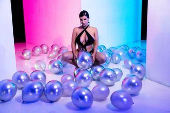 Curvy Brunette Babe Lasirena Revealing Her Amazing Naked Guns Photos