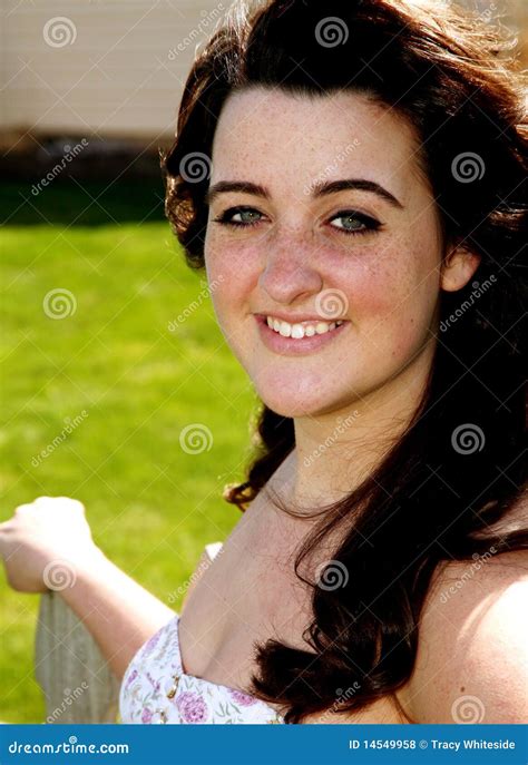 Headshot De Fille De L Adolescence De Joli Brunette Photo Stock Image