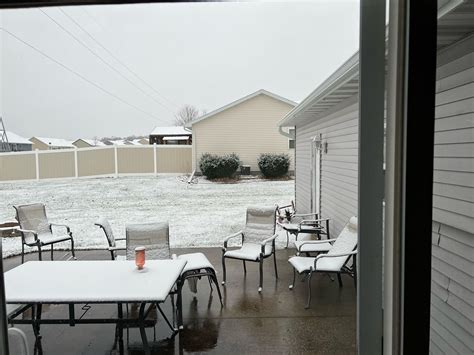 First snow of the year in Greenville, Wisconsin. : r/snowing