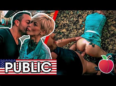 La MILF DELGADA Vicky Hundt necesita sexo duro al aire libre y cabalga su polla detrás de una