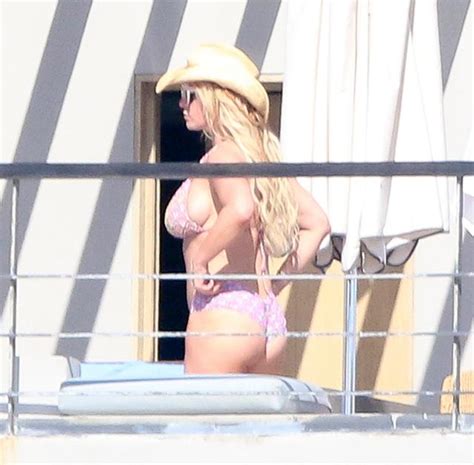 Busty Bikini Clad Jessica Simpson Gets Cheeky In Mexico