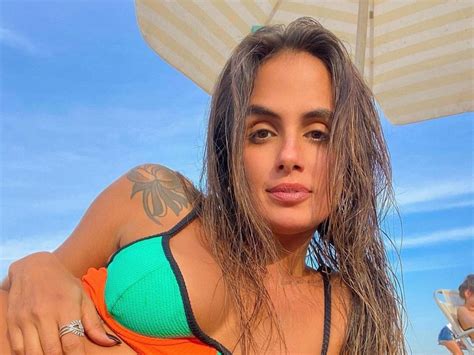 Carol Peixinho Leva Seguidores Loucura Boa Forma Em Foto Na Praia