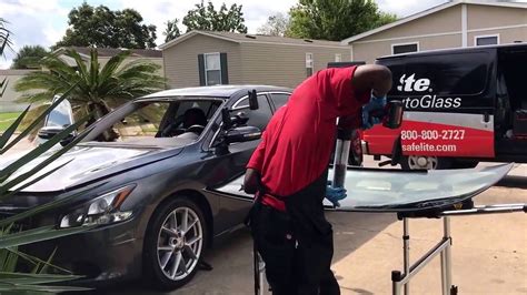 Awesome Safelite Technician Frank Replacing My Cracked Windshield Youtube