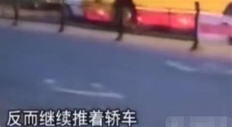 惨烈，疯狂公交车连撞私家车15次，司机逃出后遭其碾压，直言找死