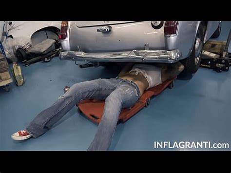 Mecánico tenso arreglando la gran polla de un cliente XVIDEOS