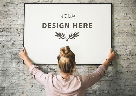 Jeune Fille Blonde Tenant Un Cadre De Maquette PSD Premium