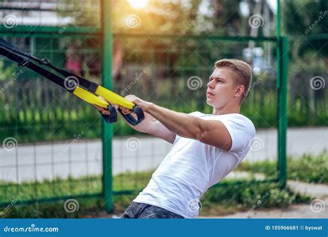 Un Atleta De Sexo Masculino Entra Para Los Deportes En El Aire Abierto Brazos Musculares Blonde