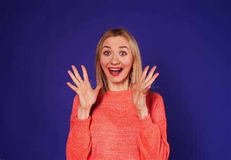 Blonde Smiley Wensend Iets Stock Afbeelding Image Of Meisje 109699111