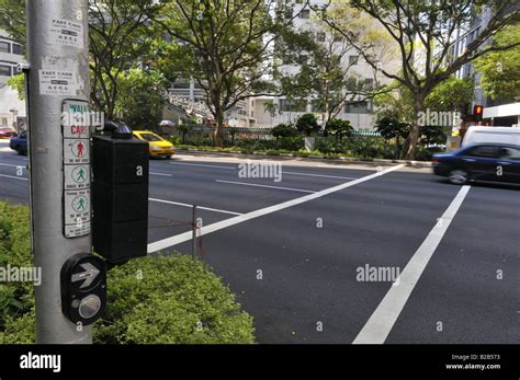 Pedestrian Crossing In The Singapore Central Business District Stock