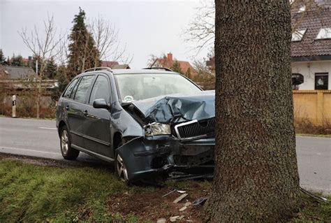 Auto Kracht Gegen Baum Fahrerin Verletzt