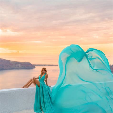 Santorini Flying Dress | Foto de vestidos, Poses fotografía estudio, Foto