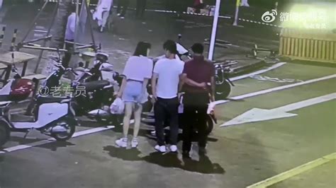 这不报警抓起来？一男子当街拍女生屁股 直播吧zhibo8cc