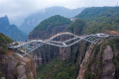 Jembatan Kaca Melengkung China Sangat Luar Biasa Sehingga Beberapa