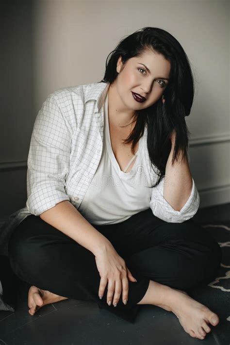 Schitterend En Groot Lichaamspositief Brunette Meisje Model In Studio Stock Afbeelding Image