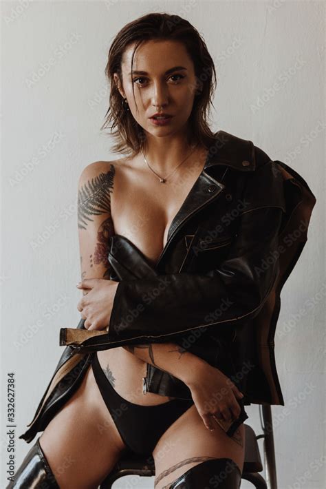 Foto De Sexy Woman Wearing Black Bikini And Leather Jacket Do Stock Adobe Stock