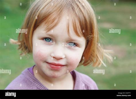 Cabeza Y Hombros Retrato De Un Ni O Fotograf A De Stock Alamy