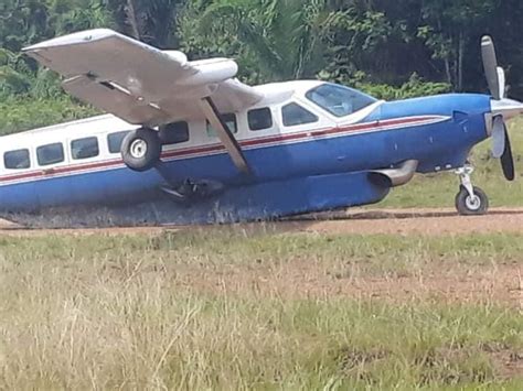 Vliegtuig ongelukje met Blue Wing in Suriname - foto's