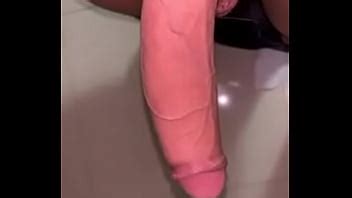 Chico solo mostrando su gran polla en la cámara XVIDEOS