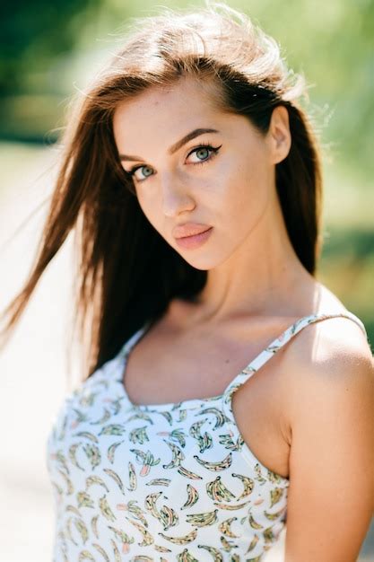 Premium Photo Closeup Portrait Of Beautiful Brunette Model