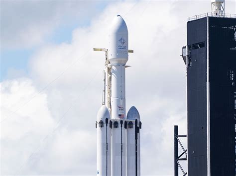 Spacex Lands All 3 Boosters Of Its Falcon Heavy Rocket Wired