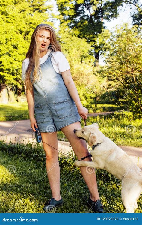 Jeune Femme Blonde Attirante Jouant Avec Son Chien En Parc Vert Image Stock Image Du Personne