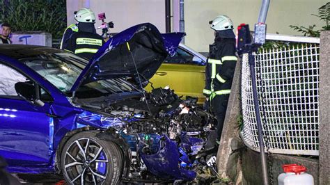 Obertshausen Unfall Golf Gti Kracht In Gartenmauer Vier Verletzte