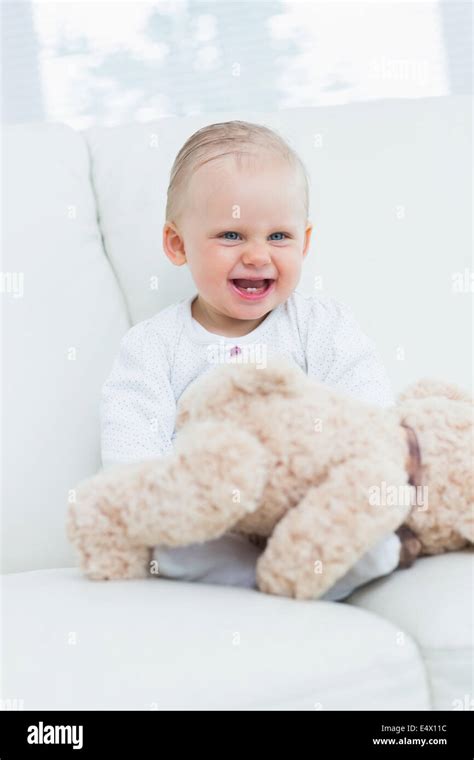 Bébé sur les genoux Banque de photographies et d’images à haute