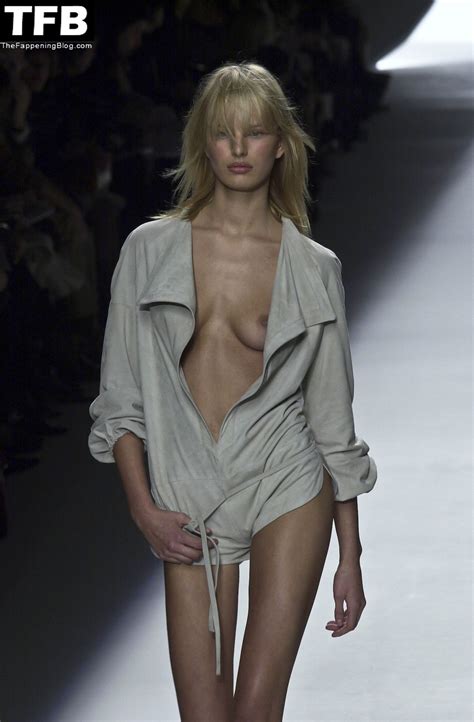 Karolina Kurkova Shows Off Her Nude Tits Photos TheFappening