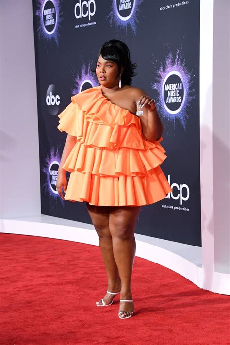 Lizzo At The 2019 Amas With Her Valentino Minibag Lizzos Miniature