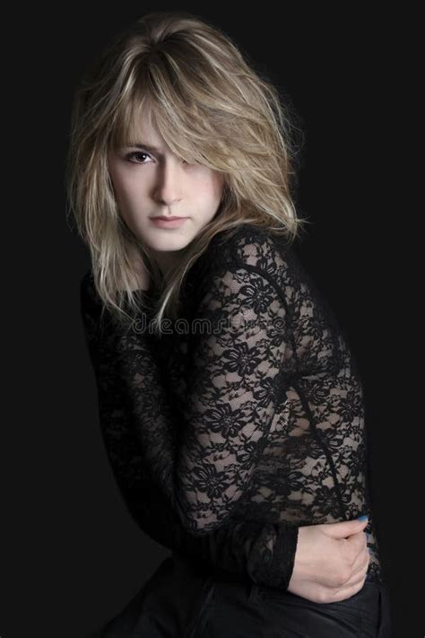 Recht Blonde Junge Frau in Der Schwarzen Spitze Stockfoto Bild von hell vorwärts