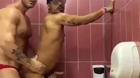 Chacales heteros cogiendo en el baño Porn Videos