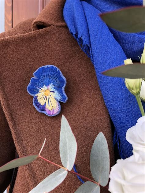 Брошь вышивка гладью. Брошь "анютины глазки"#вышивкамоевсе # ...
