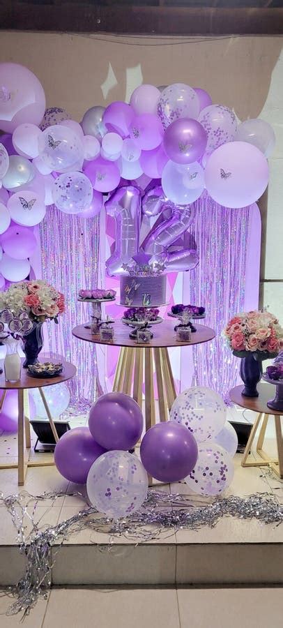 Hermosa Decoraci N Con Globos Morados Para Una Fiesta De A Os Imagen