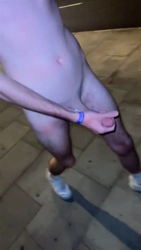 Horny naked guy on the street ThisVid 日本語で