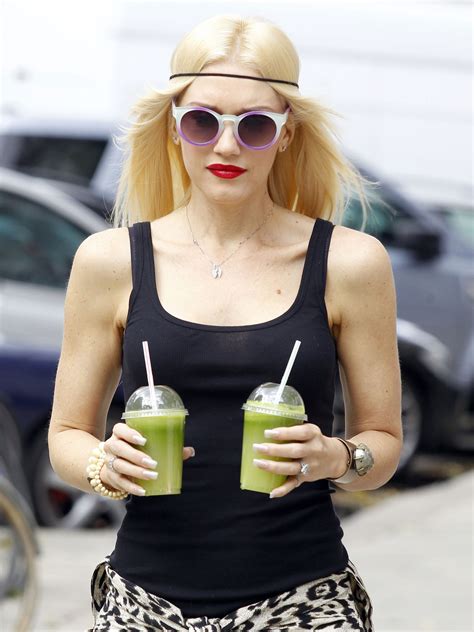 Gwen Stefani Hottest Gwen Stefani Bikini Pictures Are Show Her Abs Gwen Stefani
