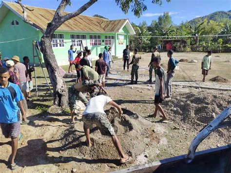 Satgas Yonif Bangun Lapangan Voli Di Desa Tulakadi