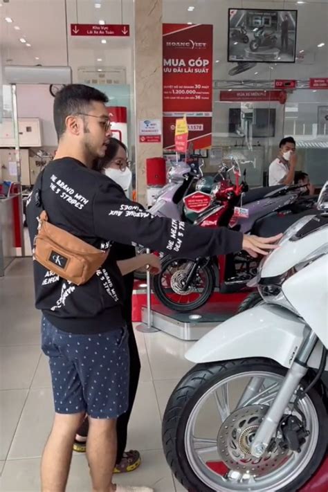 Qu N C G I C R U G P Bi N Nh N Vi N L Y M T Xe Kh Ch Ch Ng Tiktoker Ph I N Xe M I Hot