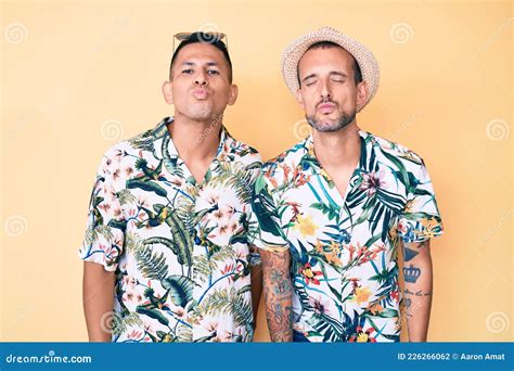 Joven Pareja Gay De Dos Hombres Con Sombrero De Verano Y Camisa Hawaiana Mirando La C Mara