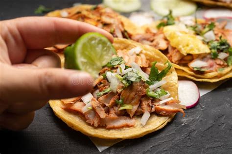 Tacos De Cerdo Llamados Al Pastor Con Piña Y Salsa Comida Mexicana Foto De Archivo Imagen De