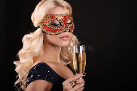 Belle Femme Blonde Dans Le Masque De Carnaval Avec Le Verre De Champagne Image Stock Image Du