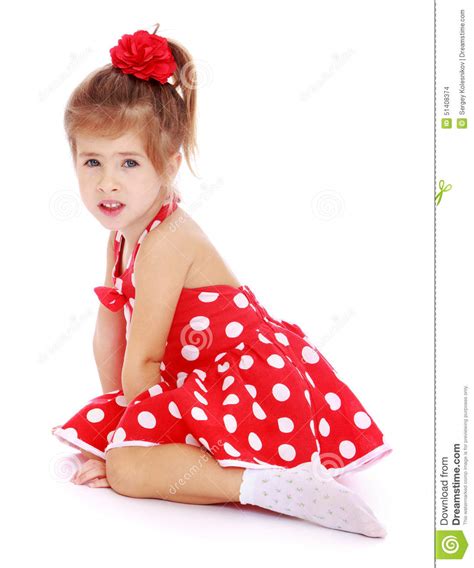 Petite Fille Mignonne S Asseyant Sur Le Plancher En Rouge Photo Stock