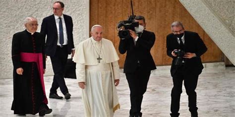 El Papa firma la constitución que reforma la Curia vaticana y consolida