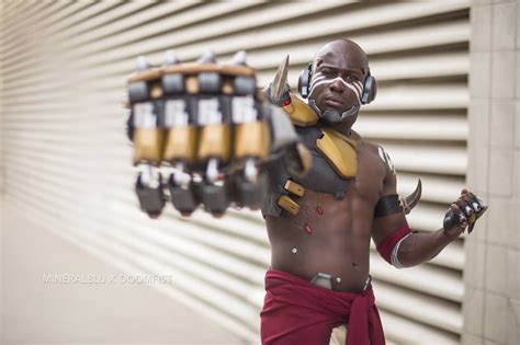 Blizzard's Doomfist Shows Up At Comic-Con | Cosplay News Network