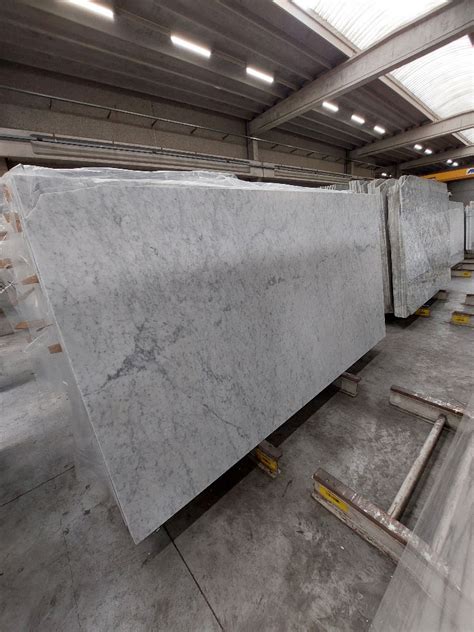 Мрамор Bianco Carrara купить в Москве, цена за м2