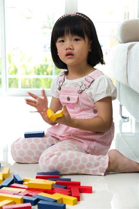 Petite Fille Asiatique Mignonne Jouant Les Maracas Photo Stock Image